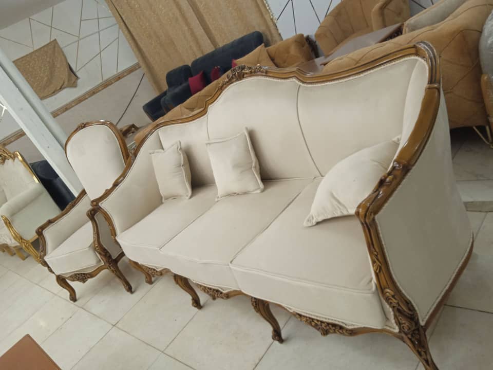 مبل کلاسیک مدل زمرد | ترکیب چوب راش و گردو با طراحی شیک و بادوام