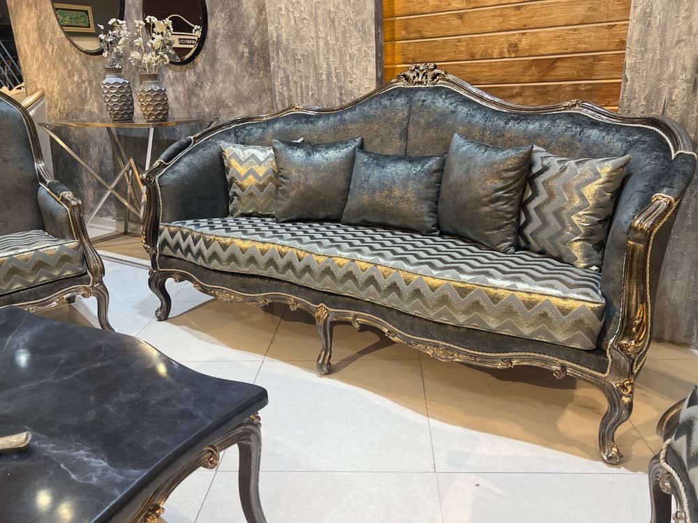 مبل کلاسیک مدل زمرد | ترکیب چوب راش و گردو با طراحی شیک و بادوام